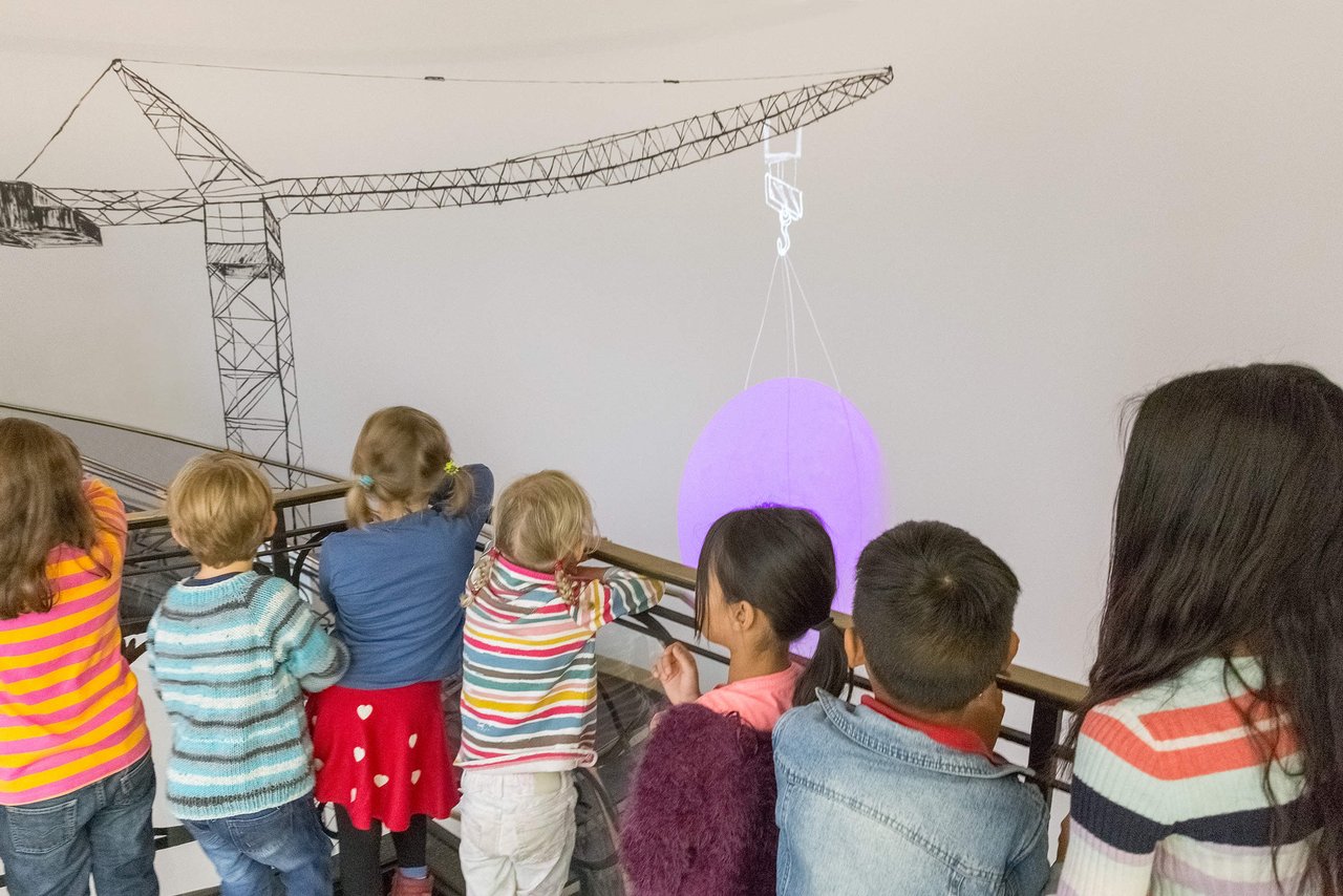 Kinder in rotunde